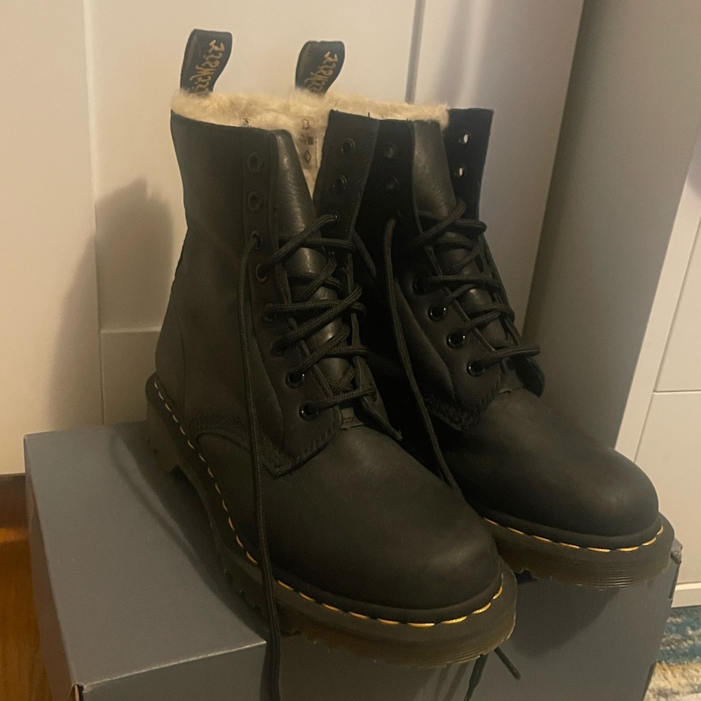 1460 WOMEN'S FAUX FUR LINED LACE UP BOOTS